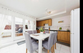 Beautiful Family Town Home With Private Parking
